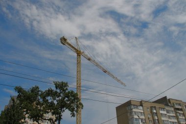 İnşaat alanı ve yüksek katlı sarı vinç.