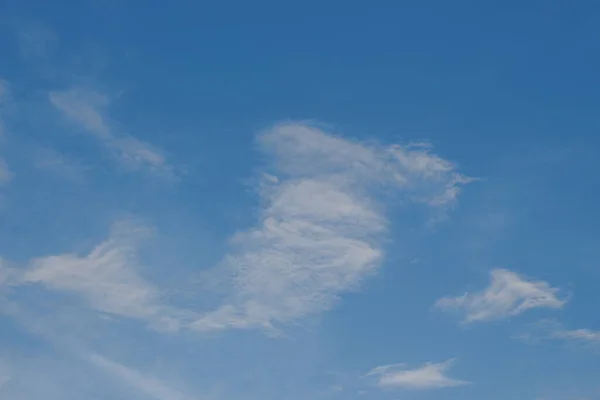 Błękitne Niebo Przy Dobrej Pogodzie Letniej — Zdjęcie stockowe