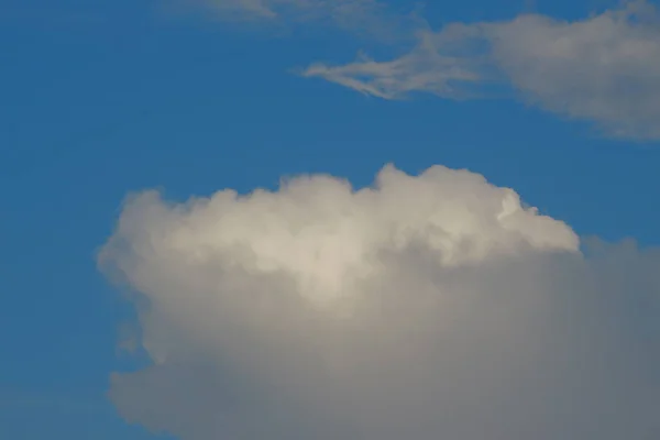 Langit Biru Dalam Cuaca Musim Panas Yang Baik — Stok Foto