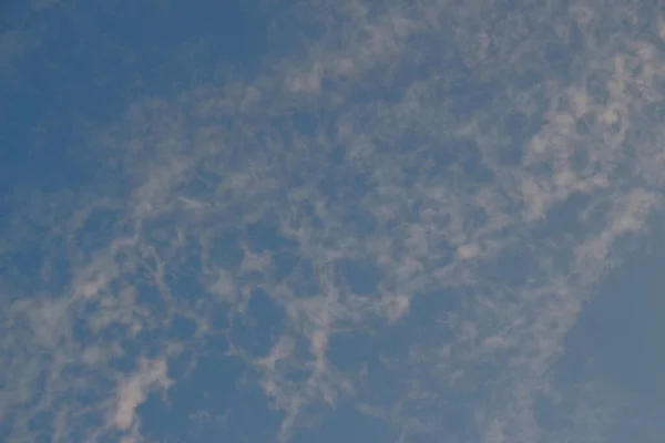 Langit Biru Dalam Cuaca Musim Panas Yang Baik — Stok Foto