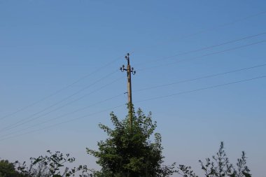 Güzel yaz havasında mavi gökyüzü