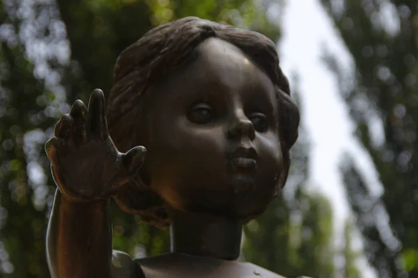 Monumento Rua Metal Para Uma Menina — Fotografia de Stock