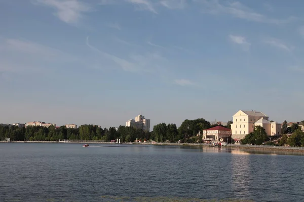 Algemeen Zicht Stad Vijver Aan Het Water — Stockfoto