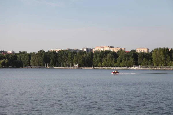 Blick Auf Die Stadt Und Den Teich Wasser — Stockfoto