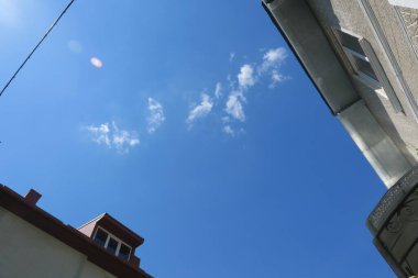 Harika yaz havasında mavi gökyüzü ve beyaz bulutlar