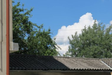 Harika yaz havasında mavi gökyüzü ve beyaz bulutlar