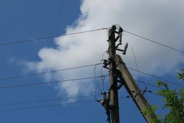 Harika yaz havasında mavi gökyüzü ve beyaz bulutlar