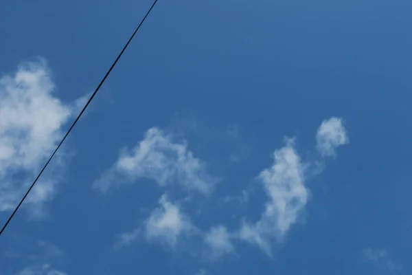 Blauer Himmel Und Weiße Wolken Bei Herrlichem Sommerwetter — Stockfoto