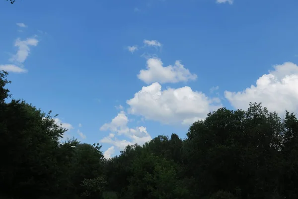 Blå Himmel Och Vita Moln Underbart Sommarväder — Stockfoto