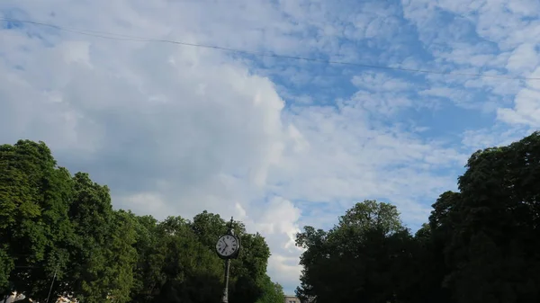 Cielo Azul Nubes Blancas Maravilloso Clima Verano —  Fotos de Stock