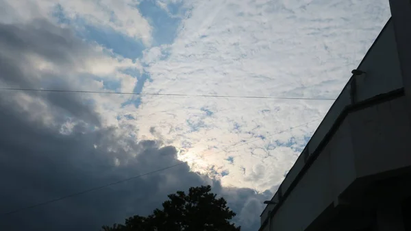 Блакитне Небо Білі Хмари Чудову Літню Погоду — стокове фото