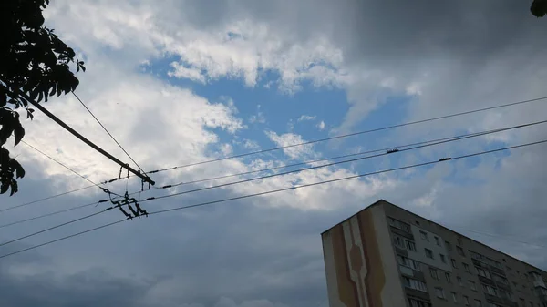 Blauwe Lucht Witte Wolken Bij Prachtig Zomerweer — Stockfoto