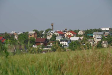 Orman ve tarlalara yakın kır evleri