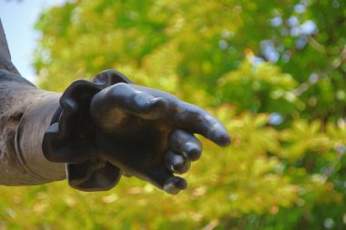 Parktaki opera sanatçısının bronz anıtı. Solomiya Krushelnytska Ternopil 'de