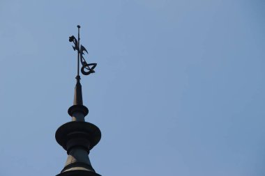 Üniversitenin faaliyet gösterdiği eski ve güzel bir tuğla ev.