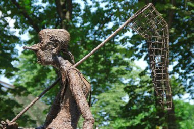 Parktaki bir adama ait metal anıt.