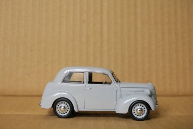Koleksiyoncunun koleksiyonunda oyuncak gri araba