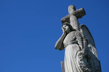 Hristiyan mezarlığındaki taş heykel