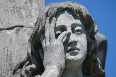 Hristiyan mezarlığındaki taş heykel