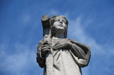 Hristiyan mezarlığındaki taş heykel