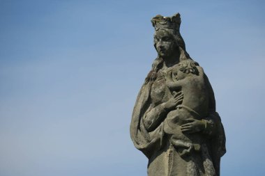 Hristiyan mezarlığındaki taş heykel