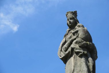 Hristiyan mezarlığındaki taş heykel