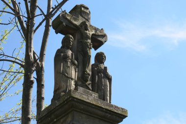 Hristiyan mezarlığındaki taş heykel