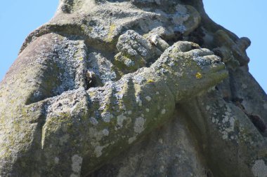 Hristiyan mezarlığındaki taş heykel