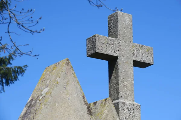 Cruz Pedra Uma Sepultura Cemitério Cristão — Fotografia de Stock