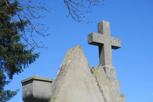 Kamenný Kříž Hrobě Křesťanském Hřbitově — Stock fotografie