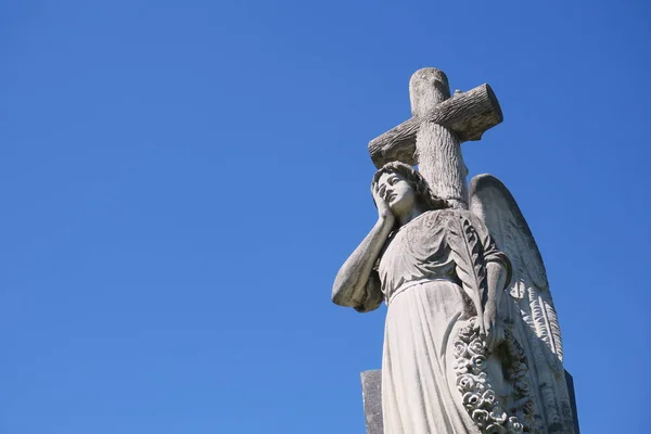 Escultura Piedra Sobre Tumba Cementerio Cristiano —  Fotos de Stock