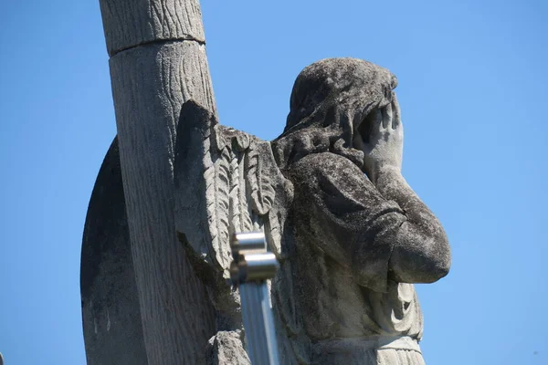 Кам Яна Скульптура Могилі Християнському Кладовищі — стокове фото