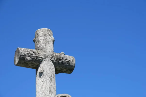Hristiyan Mezarlığındaki Bir Mezarın Üzerinde Taş Haç — Stok fotoğraf