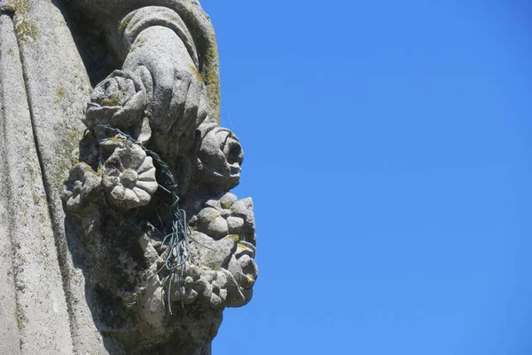 Escultura Piedra Sobre Tumba Cementerio Cristiano —  Fotos de Stock