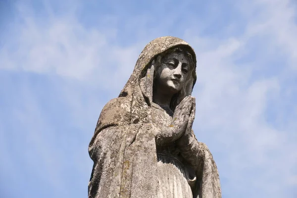 Escultura Piedra Sobre Tumba Cementerio Cristiano — Foto de Stock