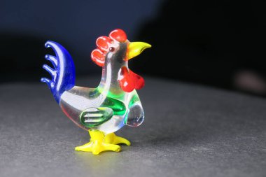 Oyuncak bir horoz heykeli masanın üstünde