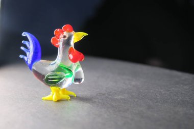 Oyuncak bir horoz heykeli masanın üstünde