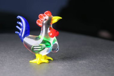 Oyuncak bir horoz heykeli masanın üstünde