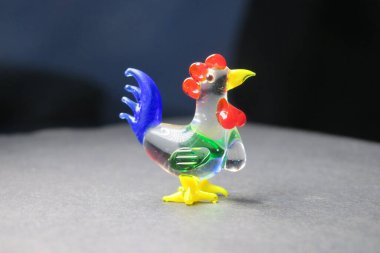 Oyuncak bir horoz heykeli masanın üstünde