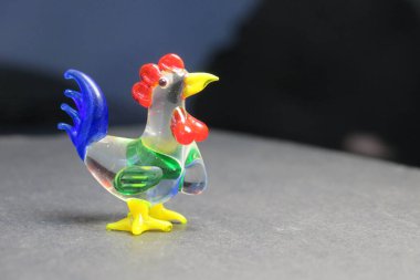 Oyuncak bir horoz heykeli masanın üstünde