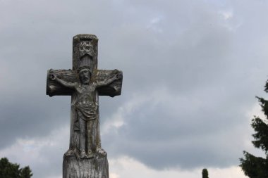 Hristiyan mezarlığındaki bir mezarın üzerinde taş haç.