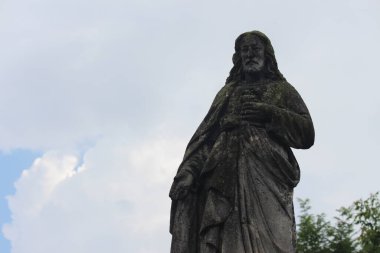 Hristiyan mezarlığındaki taş heykel