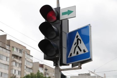 Bir direğin üzerindeki yol işaretleri