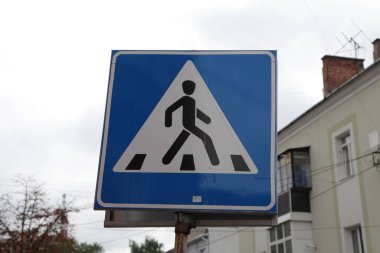 Bir direğin üzerindeki yol işaretleri