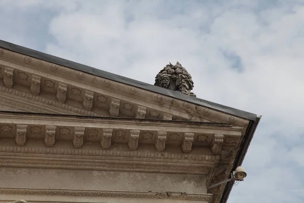 Bâtiment Théâtre Façade Avec Décoration Sculpturale — Photo