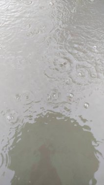 Şiddetli yağmurdan sonra yoldaki su birikintisi