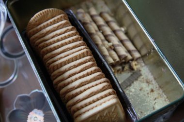 Mutfaktaki çay için lezzetli kurabiyeler.