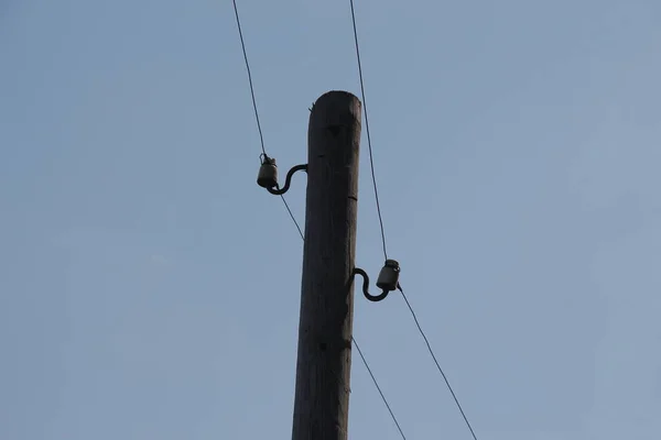 Lignes Électriques Sur Poteau Sur Fond Ciel Bleu — Photo