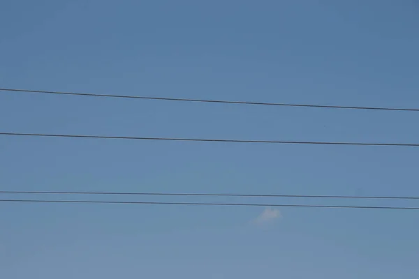 Ηλεκτρικές Γραμμές Έναν Πόλο Φόντο Γαλάζιου Ουρανού — Φωτογραφία Αρχείου
