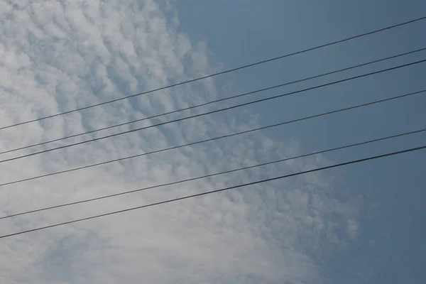 Mavi Gökyüzünün Arka Planında Elektrik Hatları — Stok fotoğraf